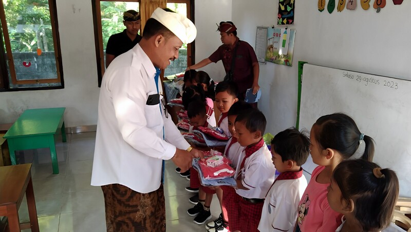 Pembagian Baju Seragam dan PMT Untuk TK Kumara Winangun