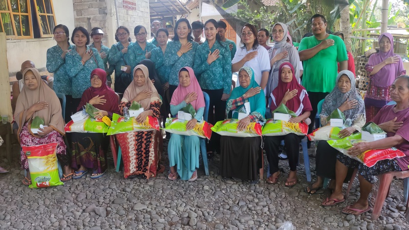 Pembagian Beras bagi Lansia oleh Ibu Bupati Jembrana di Desa Pulukan