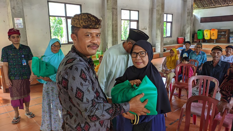 Pemerintah Desa Pulukan Bagikan 25 Paket Sembako dalam Menyambut Hari Raya Idul Fitri