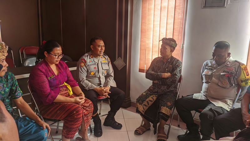 Kapolsek Pekutatan, Kompol I Putu Suarmadi SH. MH. Melaksanakan Silahturahmi ke Kantor Desa Pulukan