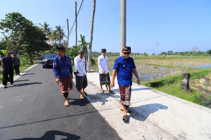 Bupati Jembrana Pantau Langsung Perbaikan Jalan Lingkar Desa Pulukan