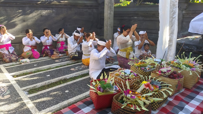 Persembahyangan Bersama Rahina Saraswati di Padmasana Kantor Perbekel Desa Pulukan