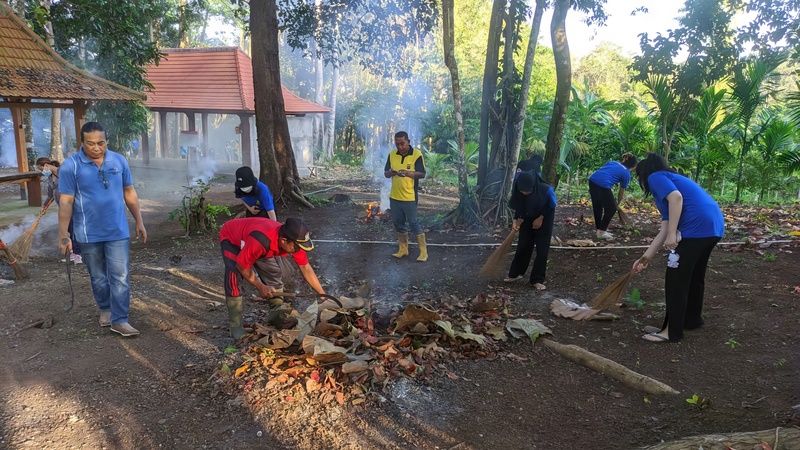 Kegiatan Jumat Bersih dengan Mahasiswa KKN di Agro Wisata Desa Pulukan