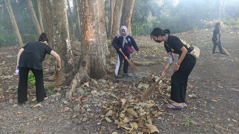 Bersama Mahasiswa KKN Unud, Pemerinta Desa Pulukan Gelar Jumat Bersih untuk Mempercantik Agro Wisata