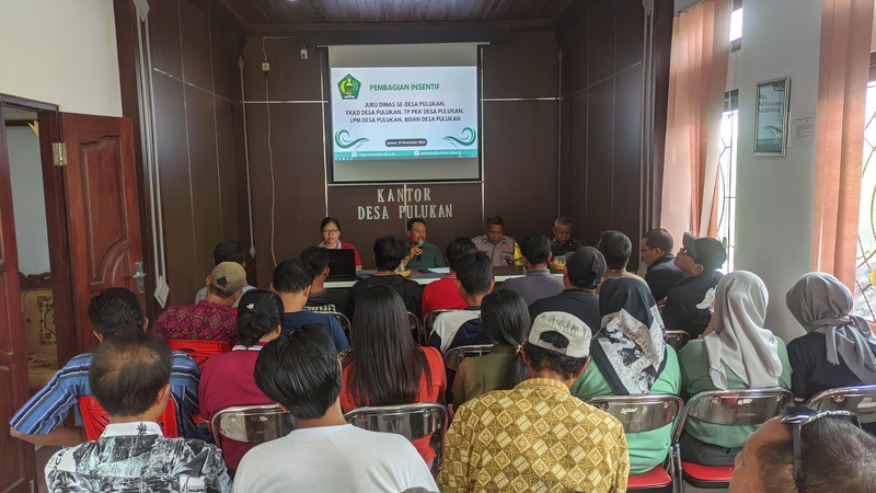 Pembagian Insentif untuk Juru Dinas dan Lembaga Desa Pulukan Tahun 2024