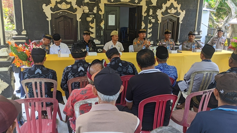 Kapolres Jembrana Gelar Jumat Curhat Bersama Warga Desa Pulukan