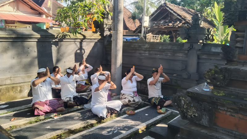 Persembahyangan Tilem Bersama di Padmasana Kantor Perbekel Pulukan