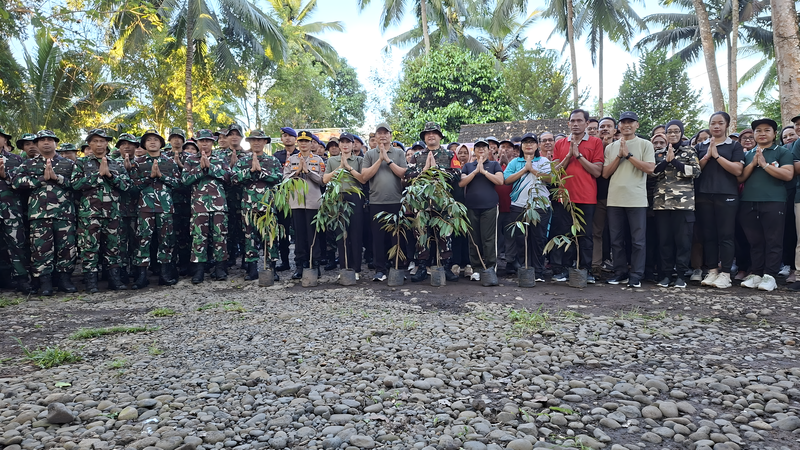 Aksi Penanaman Pohon di Pulukan Dalam Rangka HUT ke-68 Kodam IX/Udayana