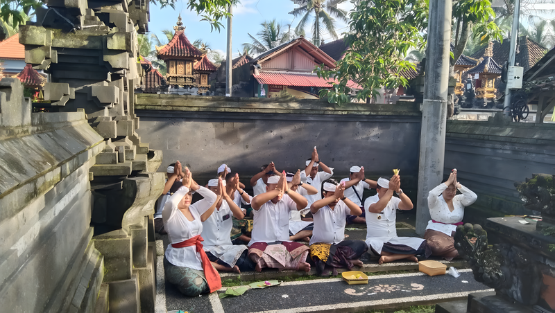 Persembahyanga Rahina Purnama Saish Sadha di Padmasana Kantor Desa Pulukan
