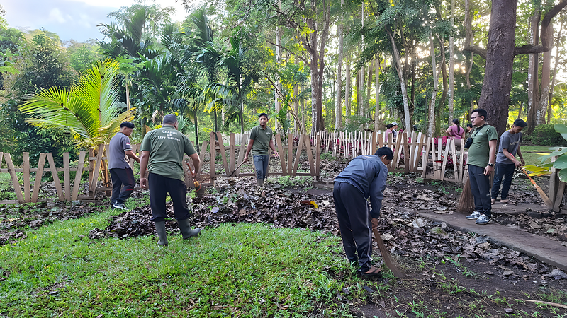 Jumat Bersih, Menjaga Kebersihan Agro Wisata