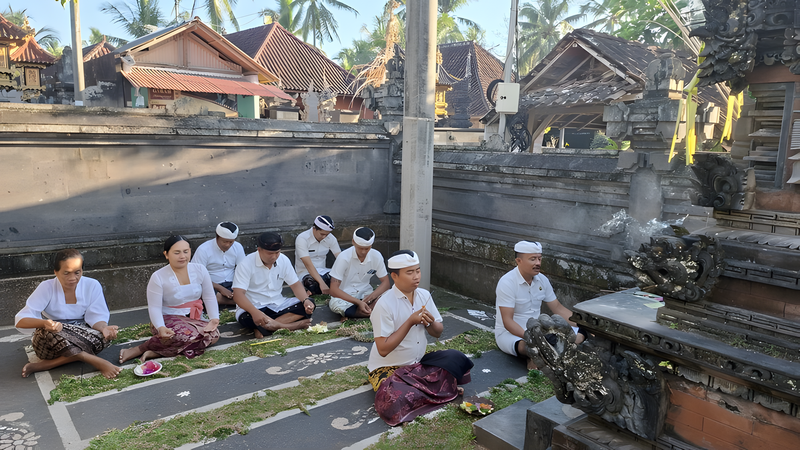 Persembahyangan Bersama Rahina Tilem Kasa di Kantor Desa Pulukan